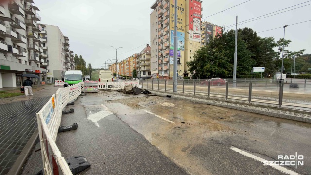 Zapadlisko w Alei Powstańców Wielkopolskich w Szczecinie doczekało się rodzeństwa. W okolicy pojawiły się trzy kolejne dziury.