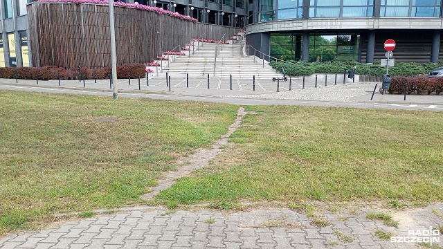 Dzikie przejście dla pieszych w Szczecinie do likwidacji. Chodzi o dojście, od strony Alei Bohaterów Warszawy do biurowca Piastów Office Center.