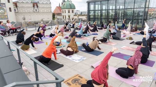 Joga w chmurach zakończyła wakacyjny sezon w Zamku Książąt Pomorskich w Szczecinie. Przez dwa miesiące uczestnicy ćwiczyli jogę i pilates na Tarasie Książęcym, z widokiem na panoramę miasta.