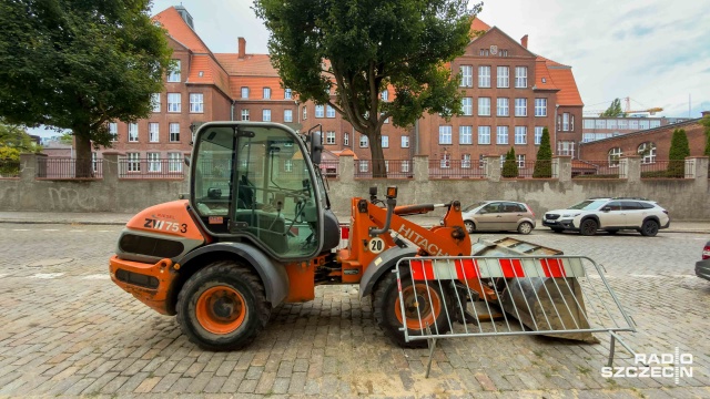 Na ulicy Unisławy pojawił się nowy konkurent dla kierowców szukających miejsca parkingowego. Koparka od dłuższego czasu zajmuje dwa-trzy miejsca w Strefie Płatnego Parkowania.