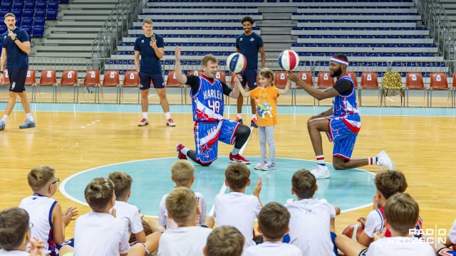 Dzieci z Akademii Koszykówki Kinga Szczecin spotkały się na wspólnym treningu z gwiazdami słynnej koszykarskiej drużyny Harlem Globetrotters i zawodnikami Wilków Morskich.