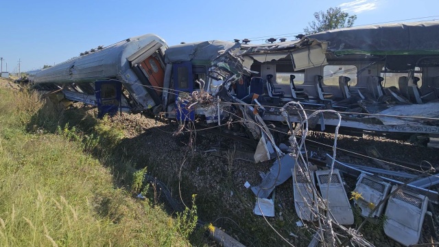 20 osób rannych i zablokowana trasa kolejowa między Wolanowem a Przysuchą. To skutki wypadku, do którego doszło w miejscowości Sokolniki Suche na Mazowszu. Na przejeździe kolejowo-drogowym pociąg relacji Lublin Główny - Szczecin Główny uderzył w stojącą na torach ciężarówkę.