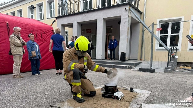 Rozpoznawanie sygnałów alarmowych, sprawna ewakuacja oraz pierwsza pomoc. Tego uczyli się dziś mieszkańcy Szczecina w trakcie kolejnego szkolenia z zakresu ochrony ludności i obrony cywilnej.