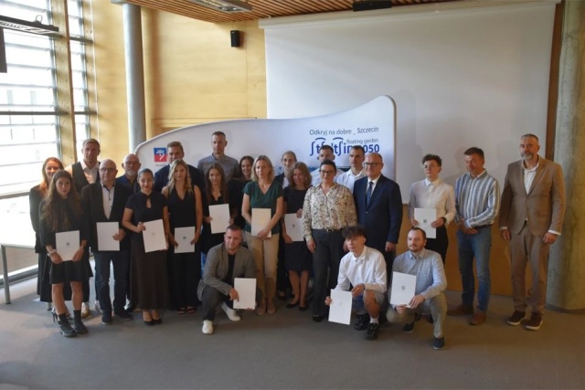 28 zawodników i 9 trenerów odebrało Nagrody Prezydenta Szczecina za sportowe sukcesy. Wyróżnienia przyznano za wybitne osiągnięcia na arenach krajowych i międzynarodowych w minionym roku.