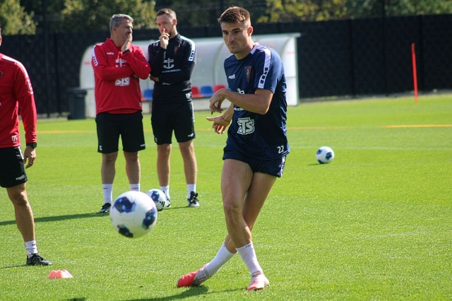 Hiszpański napastnik Jordi Sanchez trenuje z Pogonią Szczecin. Po transferze z Wisły Kraków po raz pierwszy uczestniczył w czwartek w zajęciach Portowców.
