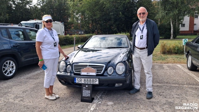 Prawdziwa gratka dla miłośników motoryzacji w Świnoujściu. Na placu Adama Mickiewicza od rana trwa wyjątkowy zlot zabytkowych Mercedesów.