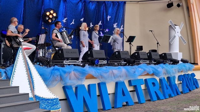 Święto żagli i muzyki w Świnoujściu. W Muszli Koncertowej trwa Festiwal Wiatrak. Mieszkańcy i turyści szczelnie wypełnili widownię, by podziwiać koncerty najlepszych zespołów szantowych.