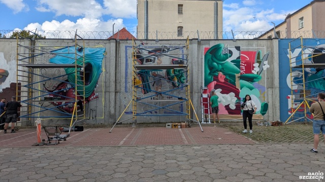 Szare ściany aresztu śledczego przy ul. Kaszubskiej w Szczecinie stały się wielkim płótnem dla twórców street artu. To w ramach trzeciej odsłony Street View Art Meeting.