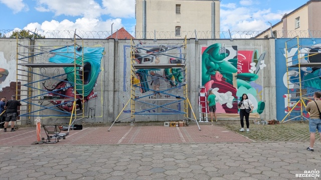 Szare ściany aresztu śledczego przy ul. Kaszubskiej w Szczecinie stały się wielkim płótnem dla twórców street artu. To w ramach trzeciej odsłony Street View Art Meeting.