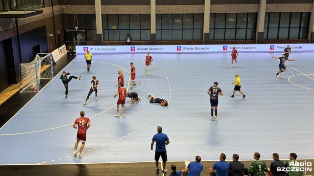 Nowa hala SDS-u szczęśliwa dla piłkarzy ręcznych Sandry SPA Pogoni. Szczecinianie w pierwszym meczu Ligi Centralnej pokonali Siódemkę Miedź Legnica 32:24.