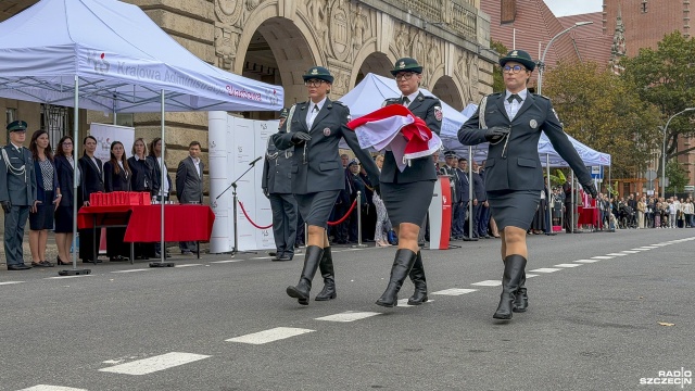 Pół tysiąca mundurowych, ponad dwa tysiące urzędników i cztery psy - to oni dbają o bezpieczeństwo finansowe na Pomorzu Zachodnim. Krajowa Administracja Skarbowa świętowała na szczecińskich Wałach Chrobrego.