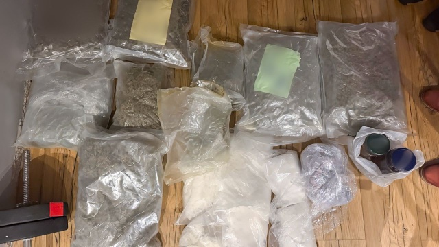Około 30 kilogramów narkotyków przejęli policjanci CBŚP podczas nocnej akcji w Szczecinie. Wśród zatrzymanych jest szczeciński raper Michał O., znany jako OG Olgierd.