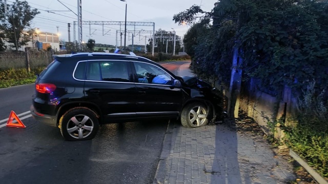 Przed Rondem Olszewskiego doszło do zderzenia dwóch pojazdów od strony Jeziora Głębokiego, przed rondem tworzy się mały zator.