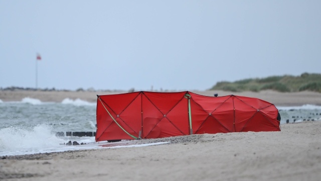 Wojskowy dron znaleziony na plaży w Rusinowie pod Jarosławcem jest przedmiotem postępowania szczecińskiej prokuratury. Sprawę prowadzi dział wojskowy Prokuratury Okręgowej w Szczecinie.