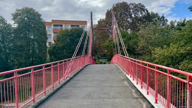 Będzie lifting kładki dla pieszych nad ulicą Wilczą w Szczecinie. Prace obejmą zabezpieczenie antykorozyjne konstrukcji, naprawę pęknięć na spodzie kładki, przejdzie ona również czyszczenie, a cześć elementów zostanie odmalowana.