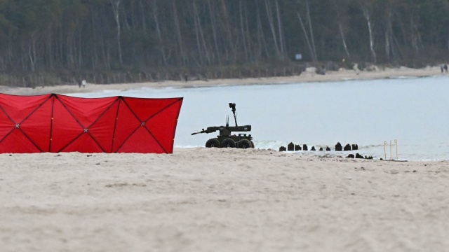 Skąd wystartował i dokąd leciał rosyjski dron, wyrzucony przez morze na plażę w Rusinowie - na te pytania mają dać odpowiedź specjalistyczne badania obiektu.