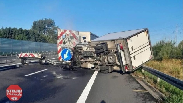 Poważna kraksa na drodze ekspresowej obwodnicy Stargardu, w ciągu trasy S10. Ciężarówka wbiła się w pojazd służb technicznych.