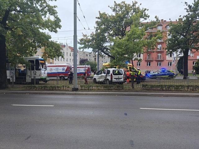 W okolicach Domu Studenckiego na Alei Piastów w Szczecinie doszło do zderzenia samochodu z tramwajem.