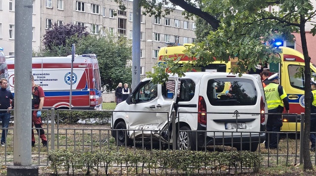 W okolicach Domu Studenckiego na Alei Piastów w Szczecinie doszło do zderzenia samochodu z tramwajem.
