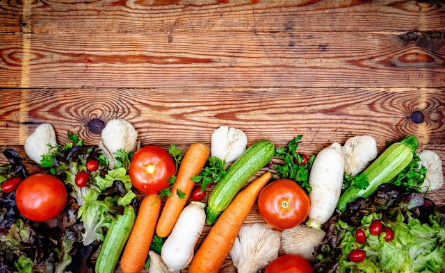 Schemat zamawiania cateringu dietetycznego w Szczecinie jest prosty: wybierasz dietę, kaloryczność, dni i adres, a zestaw posiłków trafia pod drzwi w nocy, jeszcze przed śniadaniem. Szczegółowe zasady zależą od firmy, dlatego przed pierwszym zamówieniem sprawdź zasięg dostaw, godziny, sposób obsługi weekendów oraz termin wprowadzania zmian.