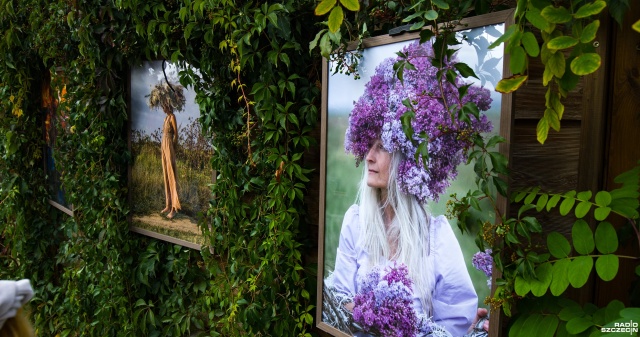 Kwiatowe aranżacje i fotografia spotkały się w kalendarzu Dobro to piękno, przygotowanym przez Kwiaciarnię Różanka przy ulicy Szerokiej w Szczecinie.