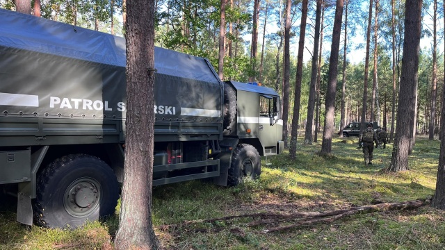 Koniec utrudnień na węźle Kijewo w Szczecinie. Akcja saperów została zakończona po 20 minutach, a ruch na autostradzie A6 i na drodze krajowej nr 10 wraca do normy. Żołnierze z 5. pułku inżynieryjnego podjęli niewybuch z II wojny światowej, który został znaleziony w lesie w pobliżu węzła Kijewo.