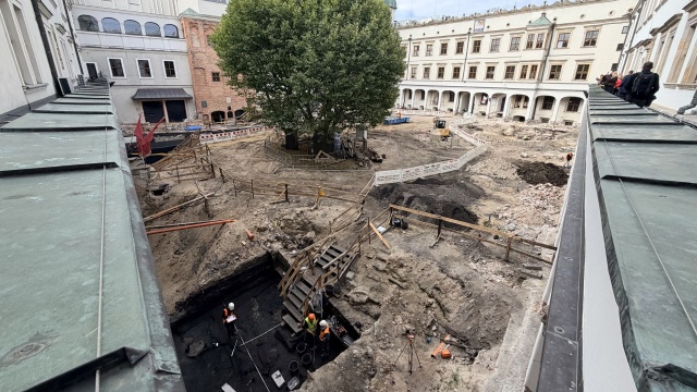 Z głównego dziedzińca zdemontowano historyczną kostkę brukową - trwa wielki remont Zamku Książąt Pomorskich w Szczecinie.