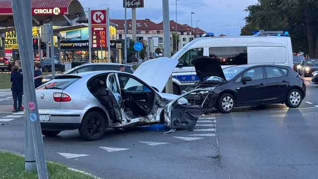 Na ulicy Ku Słońcu przy wjeździe do Centrum Handlowego Ster doszło do zderzenia dwóch pojazdów osobowych.