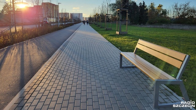 Mieszkańcy Szczecina zwracają uwagę na problem braku ławek w kluczowych punktach miasta.