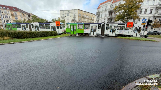 Nowy asfalt na ulicy Piłsudskiego - od pl. Odrodzenia do pl. Rodła - już jest, ale linii oddzielających na nim jezdnie jeszcze nie ma.