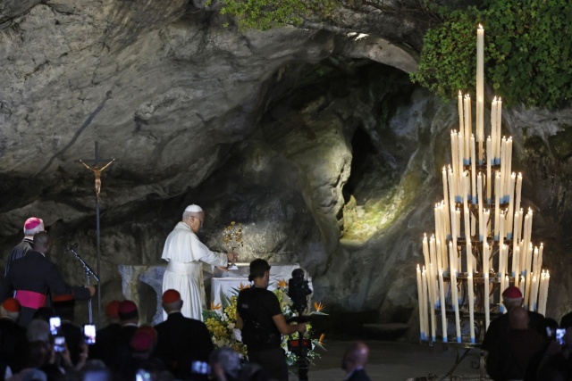 Papież odwiedzi w niedzielę sanktuarium w Lourdes. To kolejny etap jego wizyty we Francji. Leon XIV rozpoczął ją w piątek w Paryżu, a zakończy w poniedziałek w Metz.