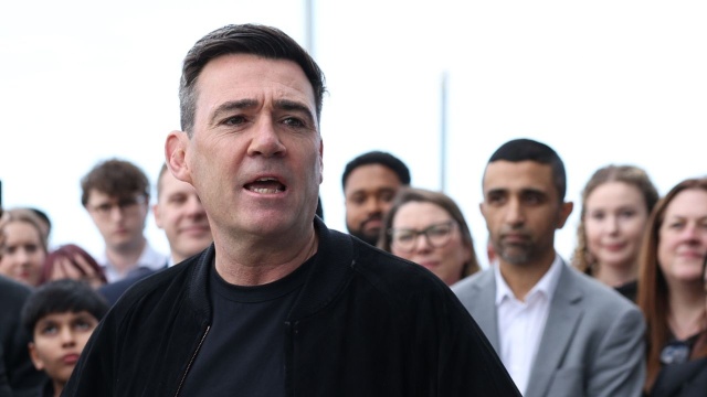 Premier Wielkiej Brytanii Andy Burnham zaapelował w niedzielę o zachowanie spokoju w Irlandii Północnej, gdzie zwolennicy integracji z Republiką Irlandii blokują marsz probrytyjskich oranżystów.