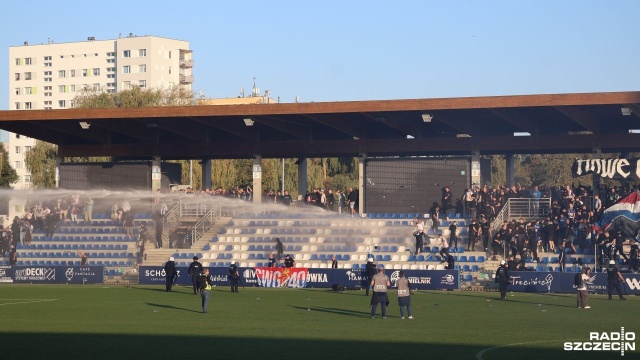 Piłkarze Kotwicy Kołobrzeg lepsi od Gwardii Koszalin w piłkarskich derbach Pomorza Środkowego. Biało-Niebiescy wygrali na własnym stadionie 3:1.