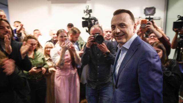 Łukasz Gibała w przedterminowych wyborach prezydenta Krakowa uzyskał 36,6 proc. głosów, a Monika Piątkowska zdobyła 24,4 proc. - przewiduje sondaż exit poll przeprowadzony przez Ipsos dla TVP, TVN i Polsatu. Frekwencja wyniosła 41,9 proc. - obliczył Ipsos.