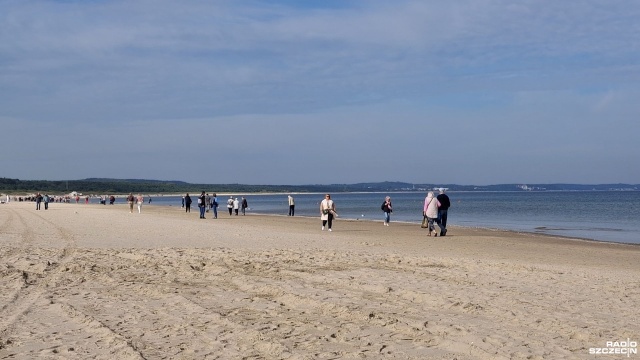 Zamiast zatłoczonej plaży i upałów, wybierają spokój i umiarkowaną pogodę. Koniec września dla wielu turystów jest najlepszym momentem, by odwiedzić polskie morze.