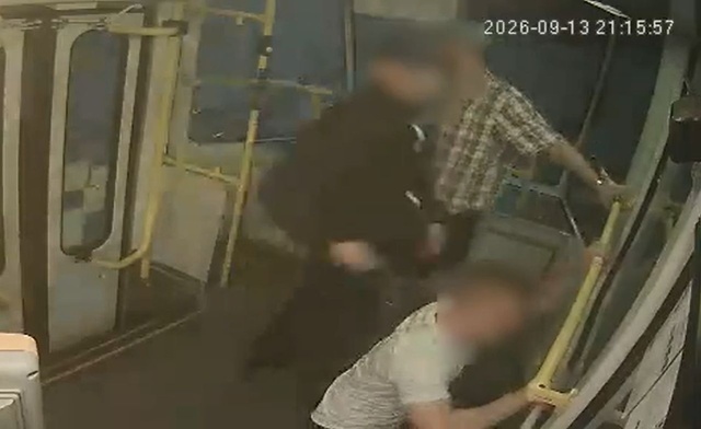 Co najmniej kilka tysięcy złotych strat spowodowali wandale, którzy zdewastowali szczeciński tramwaj.