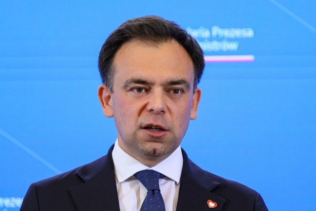 Już w weekend kierowcy w Polsce zapłacą mniej za paliwo - poinformował przebywający w Stanach Zjednoczonych minister finansów Andrzej Domański.