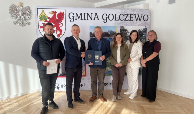 Będzie przebudowa kąpieliska nad Jeziorem Szczuczym w Golczewie. Właśnie podpisano umowę w tej sprawie.