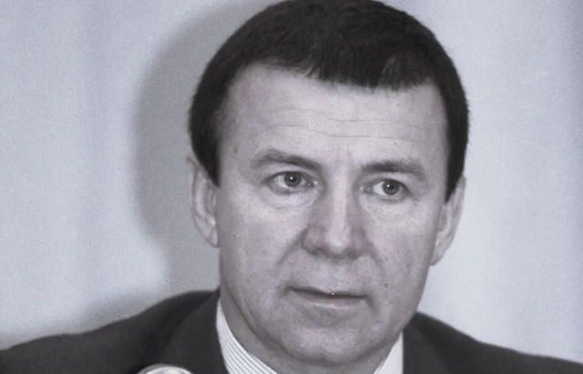 Nie żyje Anatolij Kaszpirowski, słynny w latach 80. i 90. hipnotyzer, znany z występów w telewizji radzieckiej i polskiej - poinformował w sobotę rosyjski portal Meduza, powołując się na prezentera Andrieja Małachowa. Kaszpirowski miał 87 lat.
