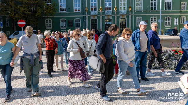 Według szacunków Urzędu Miasta w Szczecinie jest około 1760 ulic, placów, alei i rond, a każde z tych miejsc ma swoją nazwę. Podczas drugiego spaceru śladem (Nie)Znanych Patronów organizatorzy przypomnieli mieszkańcom, że za nazwiskami i nazwami na tabliczkach kryją się często zapomniane, lecz ciekawe życiorysy i historie.
