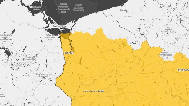Instytut Meteorologii i Gospodarki Wodnej ostrzega przed gęstą mgłą. Trudne warunki atmosferyczne pojawią się w niedzielę wieczorem. Alert pogodowy będzie obowiązywać od godziny 22 do 9 rano w poniedziałek.
