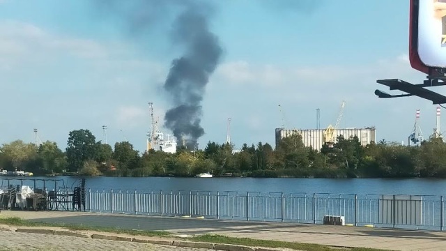 Pożar przy ulicy Logistycznej w Szczecinie. Płoną gumowe rury, składowane w okolicy EcoGeneratora.