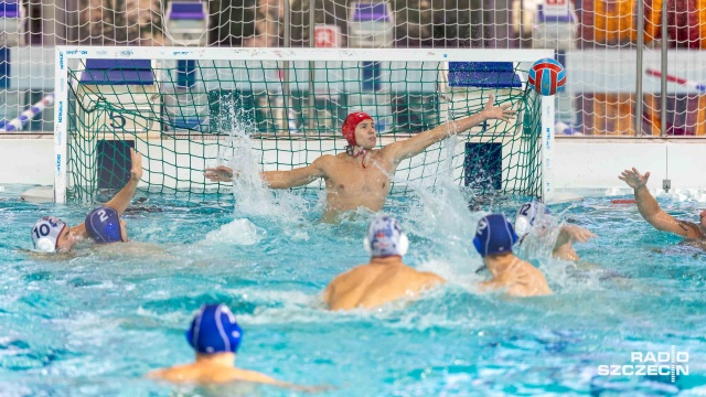 Piłkarze wodni Arkonii od zwycięstwa rozpoczęli rozgrywki o mistrzostwo Polski. Szczecinianie w inauguracyjnym meczu nowego sezonu ekstraklasy pokonali u siebie Waterpolo Poznań 16:13.