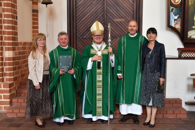 Wasza posługa nie może zamknąć się w przestrzeni liturgii, od najdawniejszych czasów Kościół łączył diakonat ze służbą miłości - powiedział metropolita szczecińsko-kamieński w Bazylice Archikatedralnej w Szczecinie. Arcybiskup Wiesław Śmigiel udzielił w niedzielę święceń dwóm żonatym mężczyznom, którzy będą diakonami stałymi w Kościele.