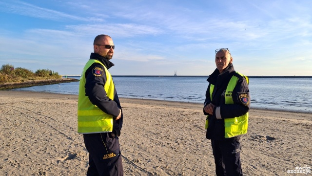 Zakaz kąpieli przez 4 dni. Spacerujący po świnoujskiej plaży przez najbliższe dni mogą się spodziewać nietypowej sytuacji. Mieszkańcy i turyści od rana są informowani przez system RCB o możliwym zagrożeniu.