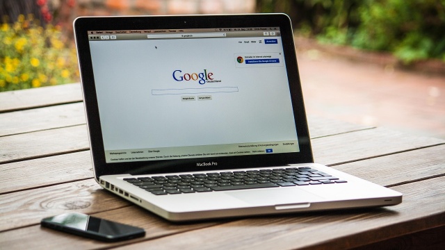 Prezes UOKiK postawił zarzuty czterem spółkom z grupy kapitałowej Google w związku z podejrzeniem nadużywania pozycji dominującej wobec polskich wydawców medialnych - poinformował urząd w poniedziałek. Chodzi o kwestię wynagrodzeń za artykuły pojawiające m.in. w wyszukiwarce Google.