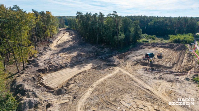 Budowa pierwszego etapu drogowej obwodnicy Polic, jako nitki dojazdowej do Zachodniej Obwodnicy Szczecina, niezagrożona - informuje Krystian Kowalewski, burmistrz Polic.
