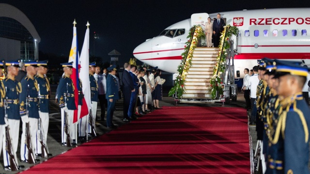 Ceremonią powitania przez prezydenta Filipin Ferdinanda Marcosa Jr. i jego małżonkę rozpoczęła się we wtorek w Manili oficjalna wizyta polskiej pary prezydenckiej, Karola Nawrockiego i Marty Nawrockiej.