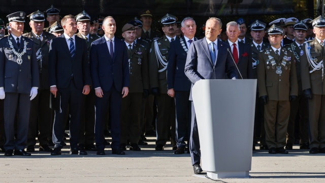 Zagrożenie ze wschodu dotyka Polski bezpośrednio, dlatego musimy być gotowi na każdy scenariusz - powiedział premier Donald Tusk. Jak podkreślił podczas inauguracji roku akademickiego w Akademii Sztuki Wojennej, bezpieczeństwo kraju zależy od siły polskiej armii, sprawności państwa i jedności społeczeństwa.