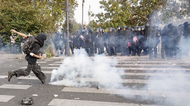 Po demonstracjach, które przetoczyły się wczoraj we wtorek przez Francję, licealiści zapowiadają kontynuowanie protestu. Ponad ćwierć miliona osób wyszło na ulice, aby poprzeć ich postulaty dotyczące poprawy warunków nauki. Demonstracjom towarzyszyły zamieszki.
